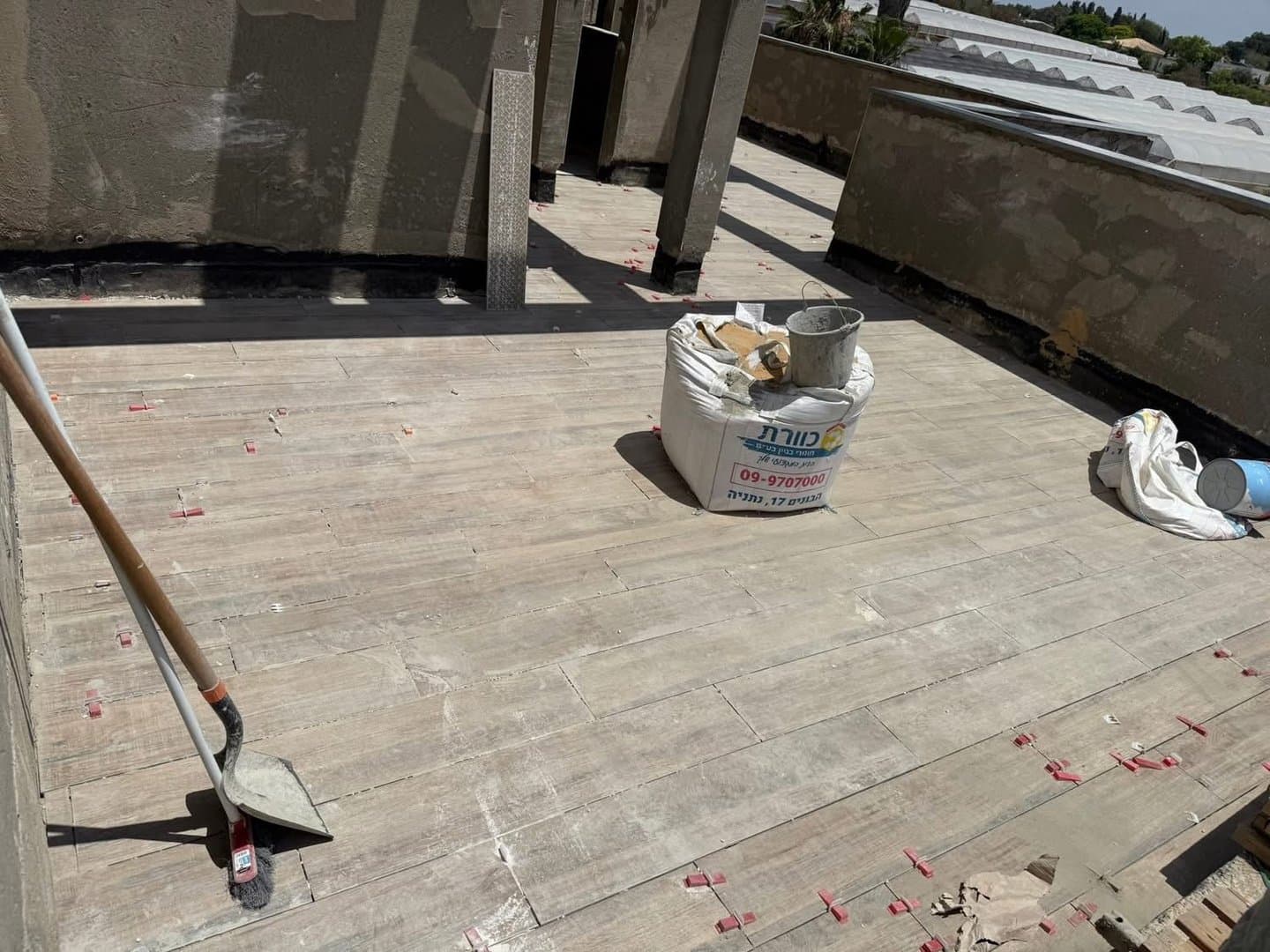 רצף קרמיקה מודרני בסלון