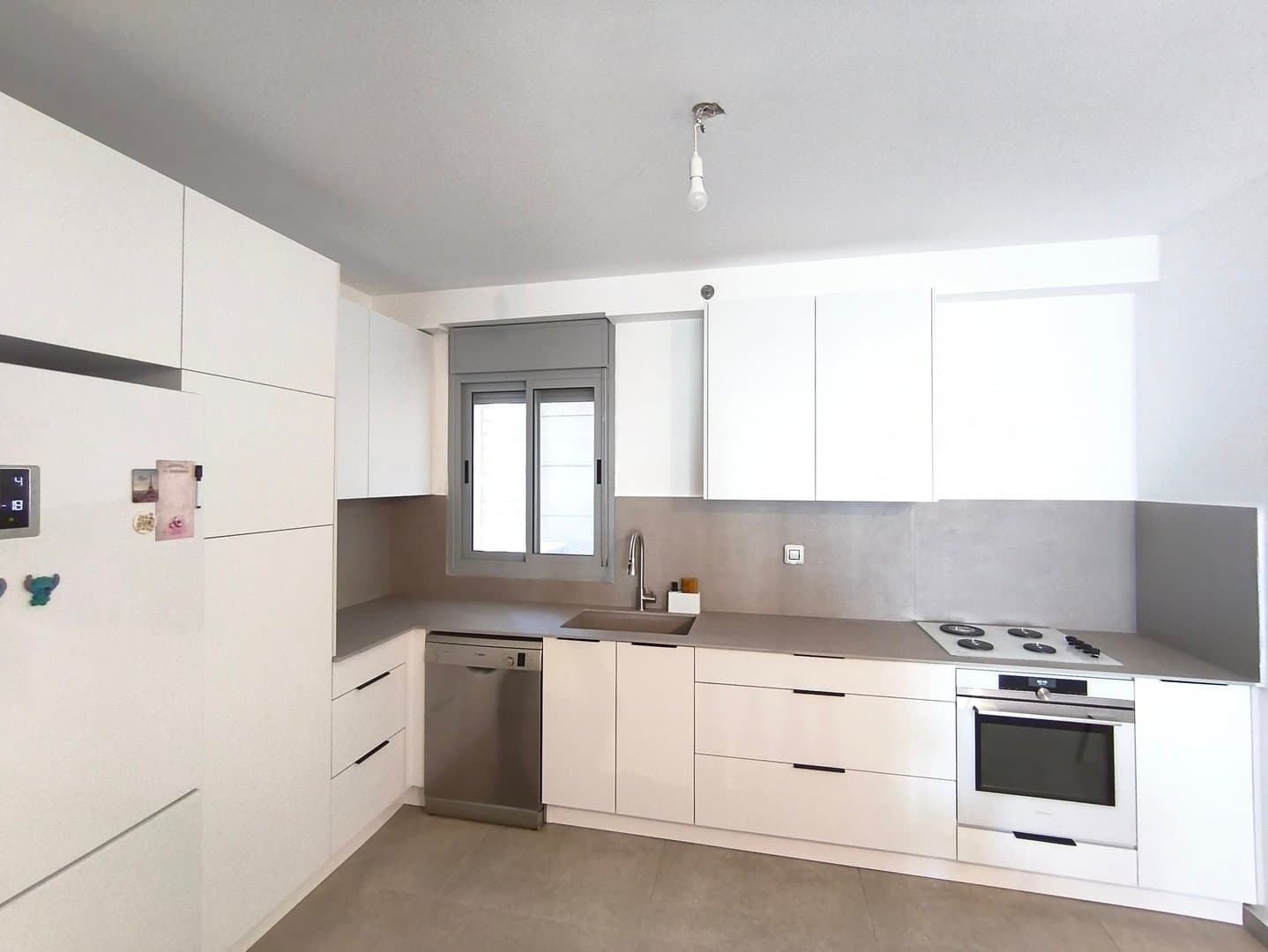 קיר גבס עם עמודים דקורטיביים