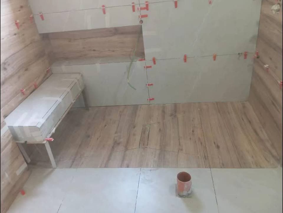 ריצוף קרמיקה בסלון בפתח תקווה